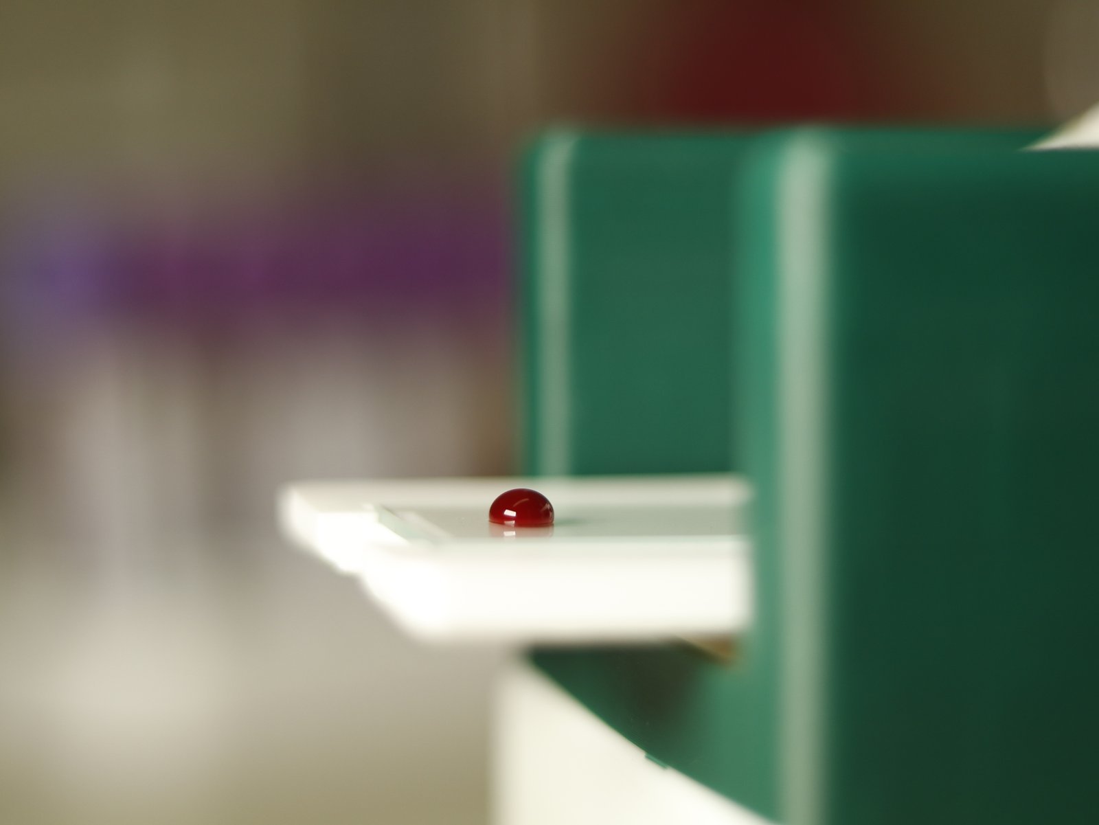 A single drop of blood on a slide in the Rheoheme device