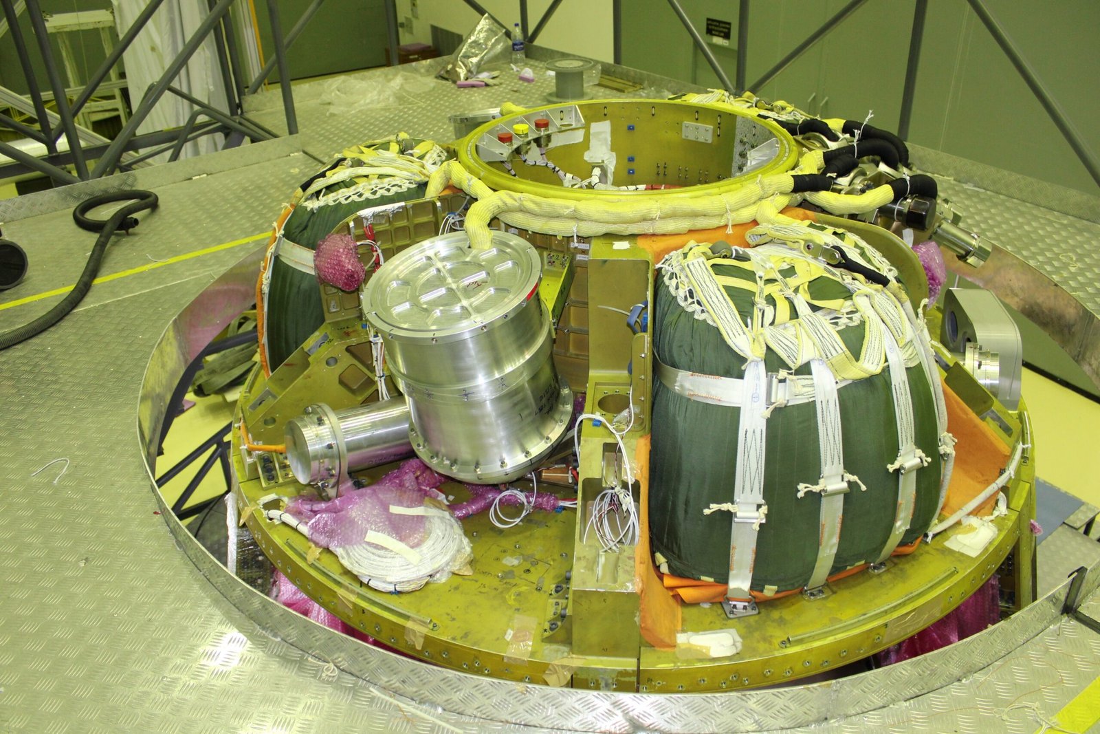 Deceleration and recovery hardware inside the crew module