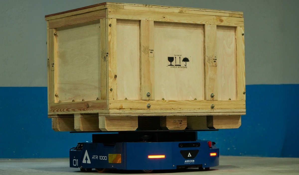 ANSCER ATR 1000 carrying a wooden crate