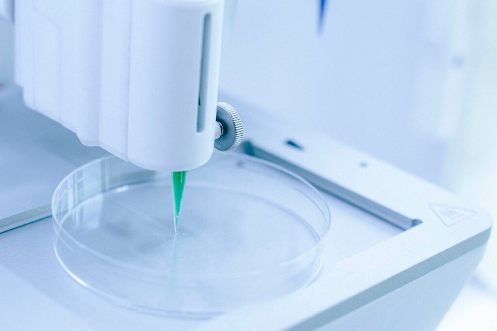 Alt text: MITO bioprinter depositing bioink layer by layer