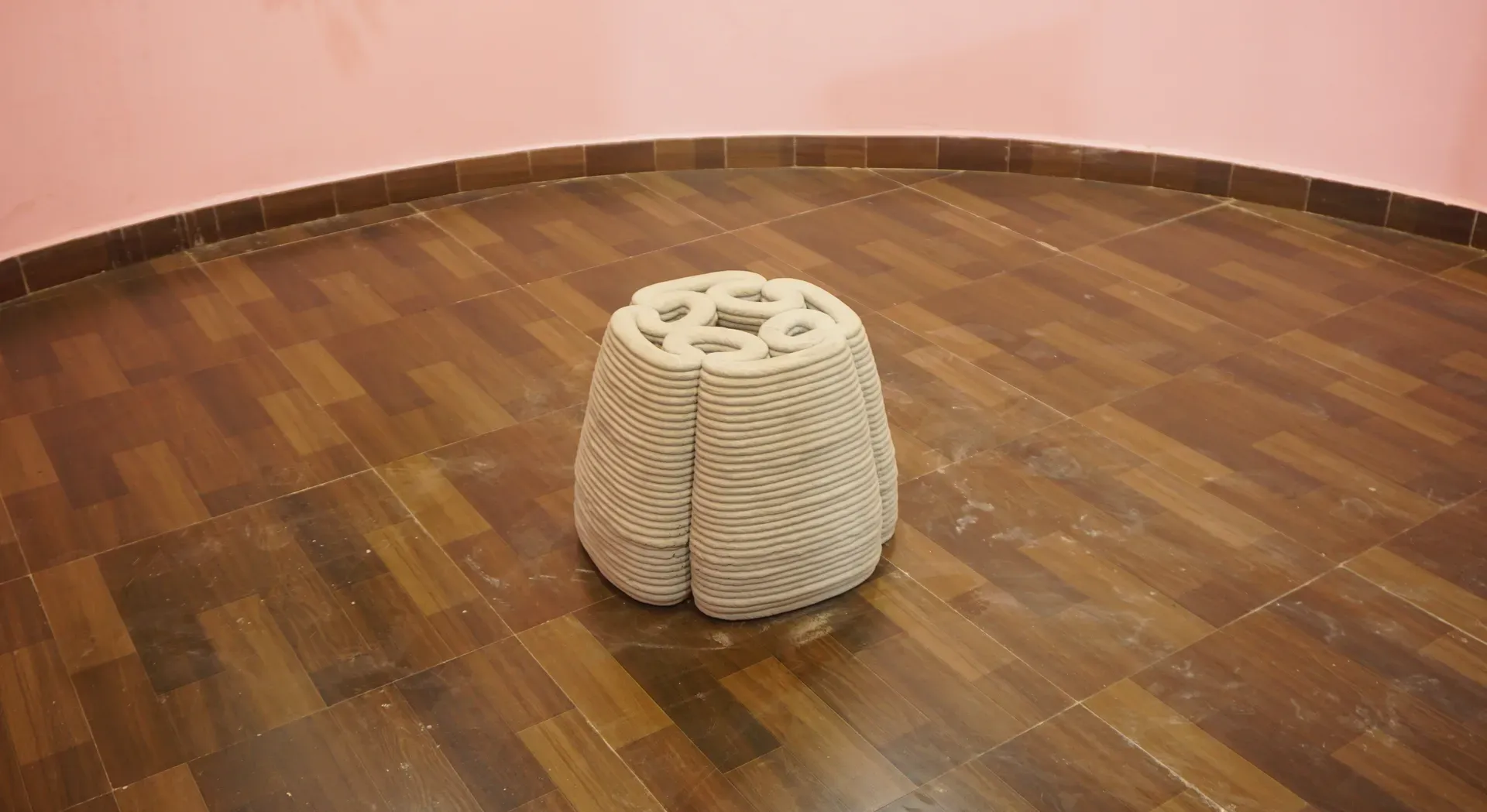 Patterned concrete column 3D-printed by Kelvin6k
